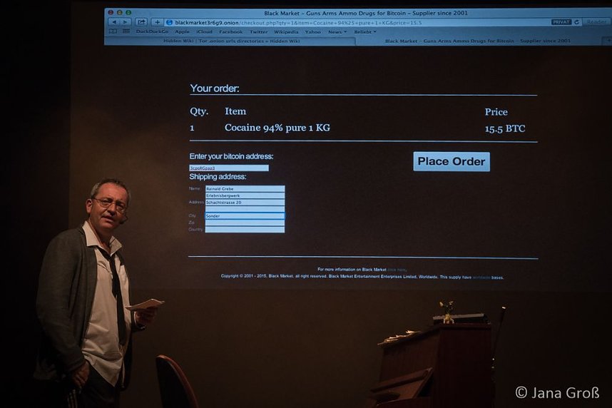 Ein Mann allein am Klavier