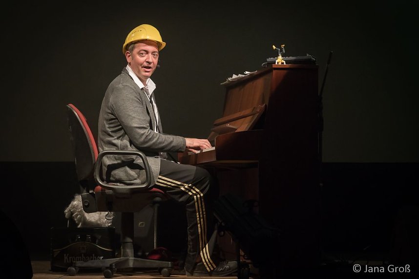 Ein Mann allein am Klavier