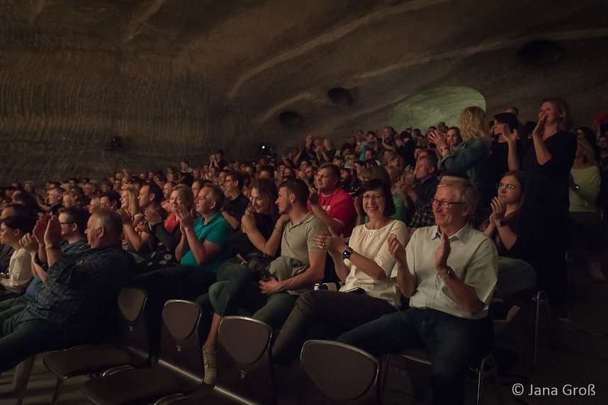 Ein Mann allein am Klavier