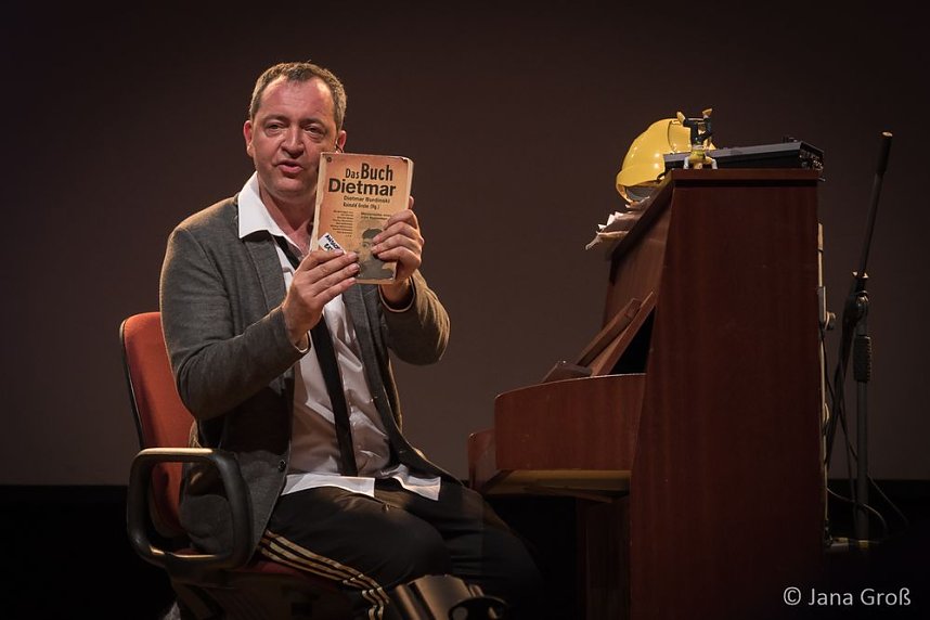 Ein Mann allein am Klavier