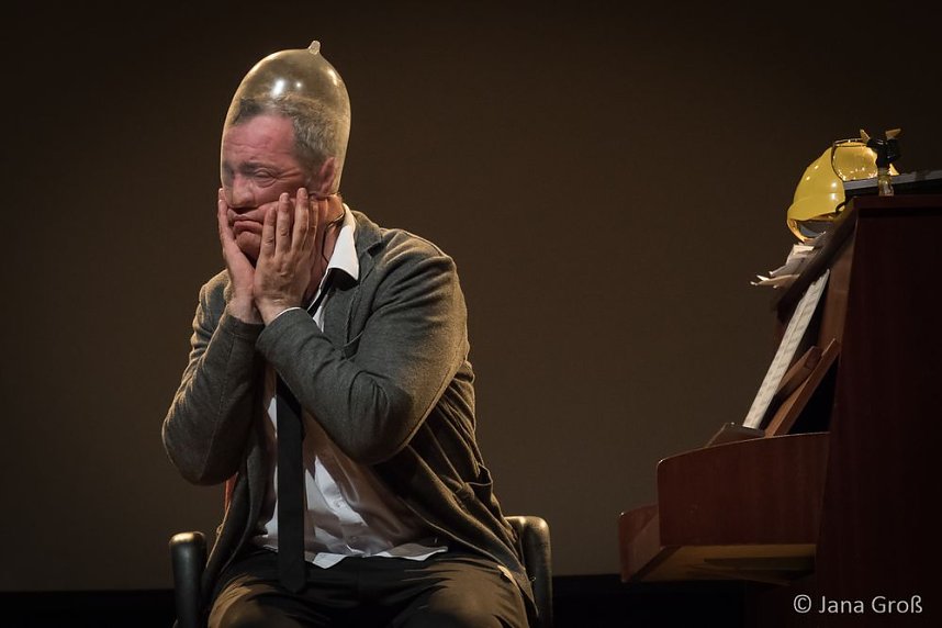 Ein Mann allein am Klavier