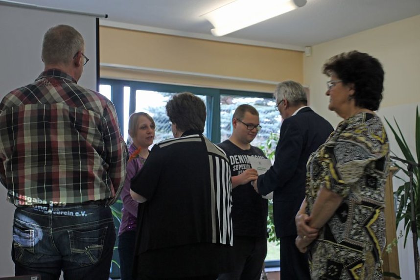 Zeugnis&uuml;bergabe bei Bildungsverein