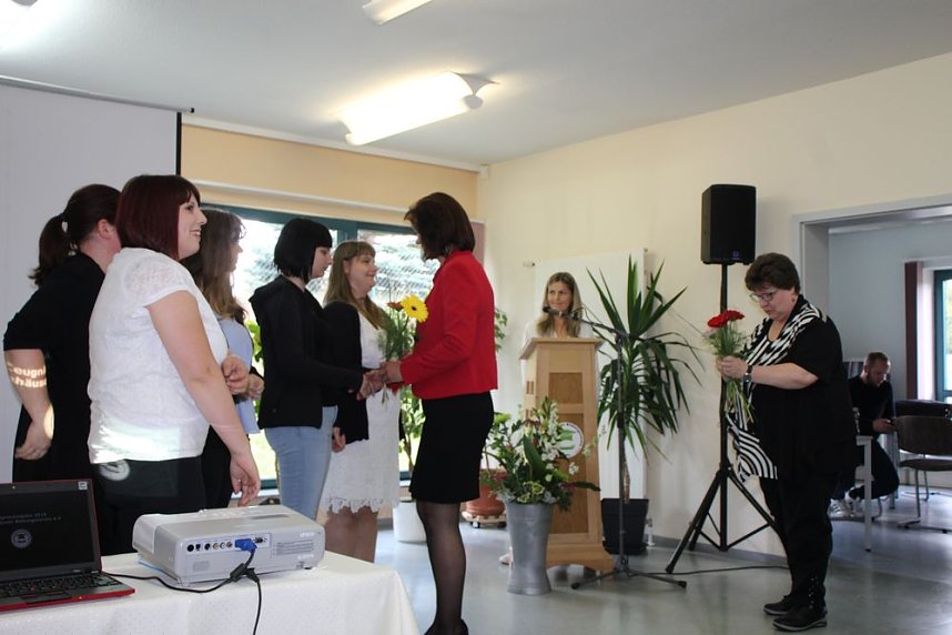 Zeugnis&uuml;bergabe bei Bildungsverein