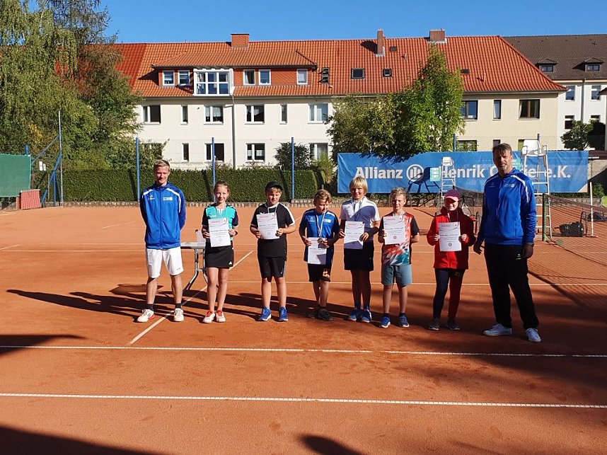 Nach exakt zweiundvierzig Tennis-Matches im Einzel und Doppel in verschiedenen Alterklassen haben wir am vorgestrigen Tag die 25. Kreisjugendspiele im Tennis absolviert und die jeweiligen Kreismeister ermittelt. Dazu erreichte kn diese Meldung...