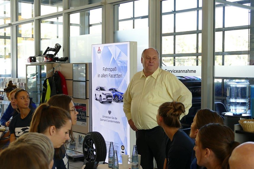 Autos an THC-M&auml;dels &uuml;bergeben