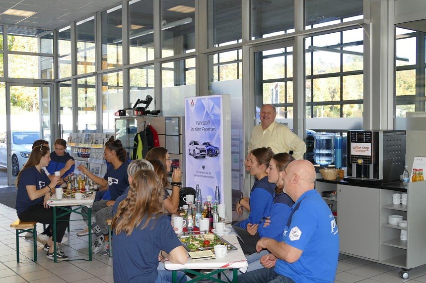 Autos an THC-M&auml;dels &uuml;bergeben