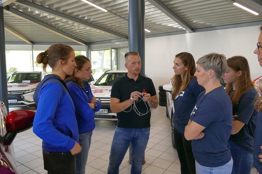 Autos an THC-M&auml;dels &uuml;bergeben