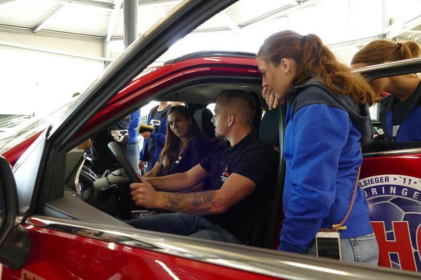 Autos an THC-M&auml;dels &uuml;bergeben