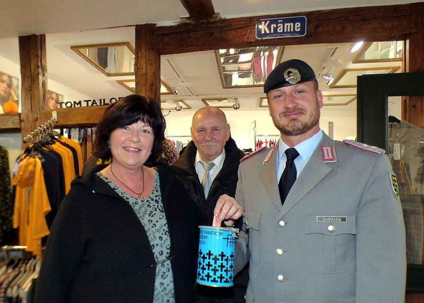 Soldaten sammeln f&uuml;r die Kriegsgr&auml;berf&uuml;rsorge