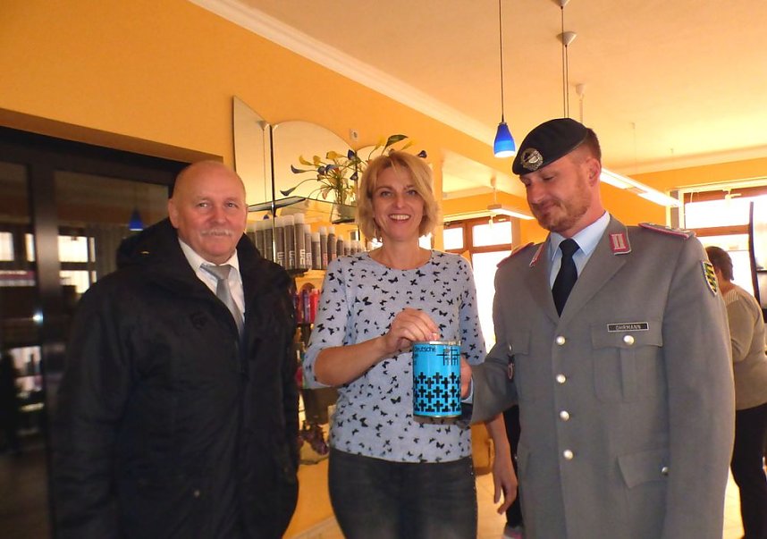 Soldaten sammeln f&uuml;r die Kriegsgr&auml;berf&uuml;rsorge