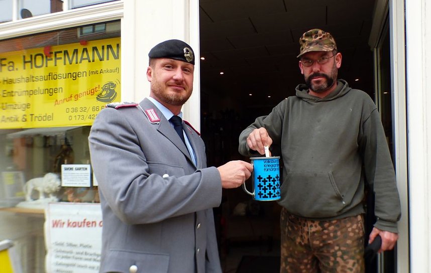 Soldaten sammeln f&uuml;r die Kriegsgr&auml;berf&uuml;rsorge