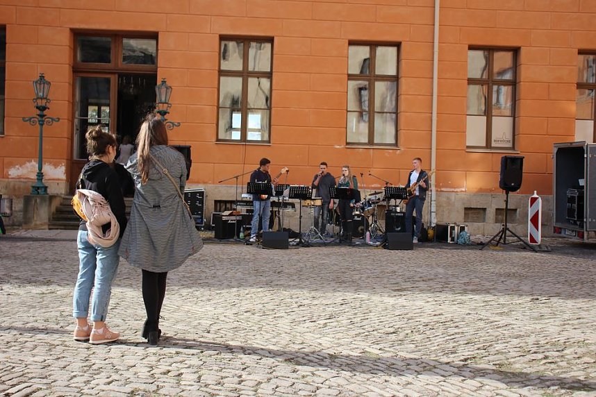 An der Musik "geschnuppert"