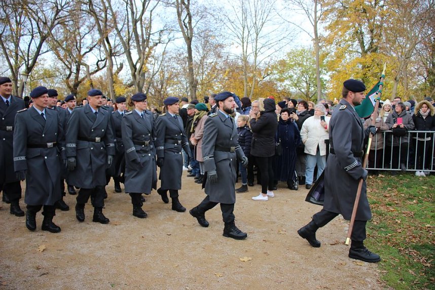 Vereidigung im Zeichen des 64. Jahrestags