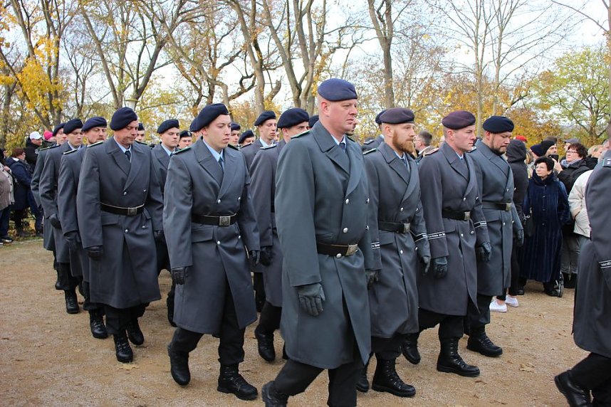 Vereidigung im Zeichen des 64. Jahrestags