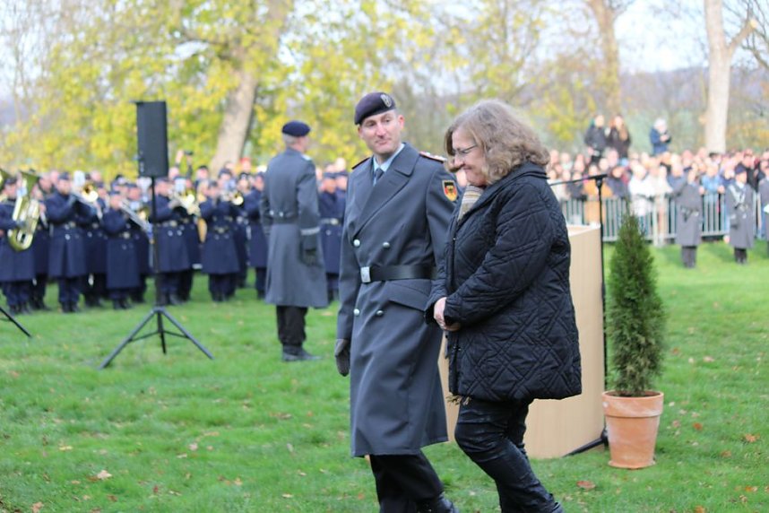 Vereidigung im Zeichen des 64. Jahrestags