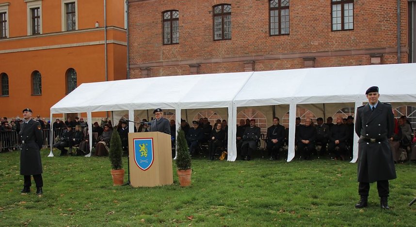 Vereidigung im Zeichen des 64. Jahrestags