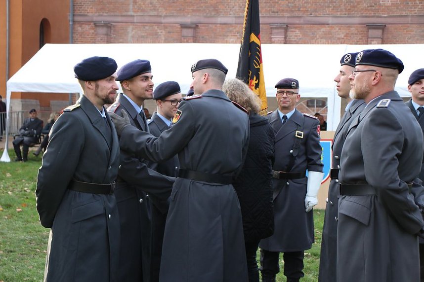 Vereidigung im Zeichen des 64. Jahrestags