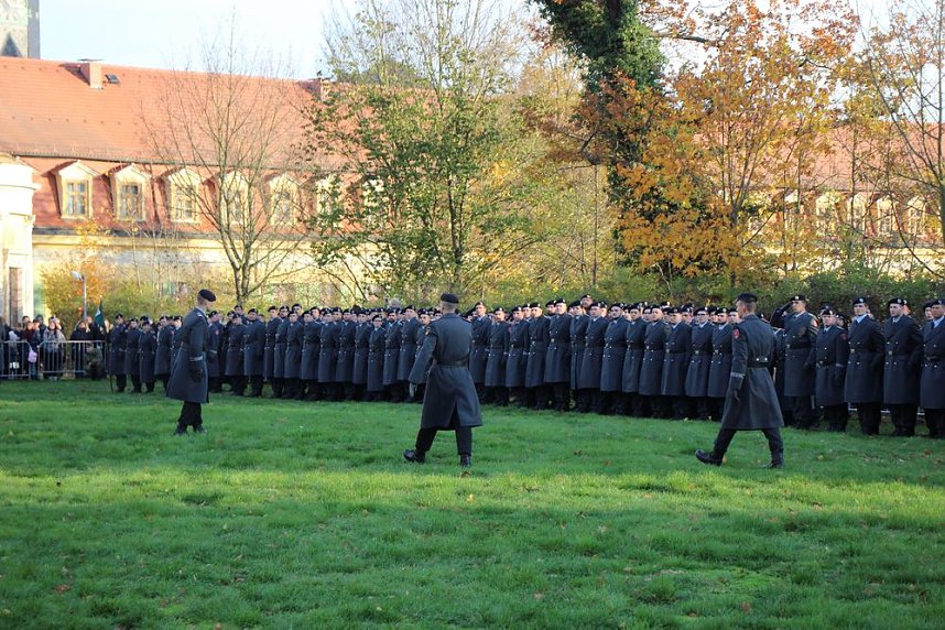 Vereidigung im Zeichen des 64. Jahrestags