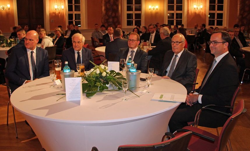 Absolventen f&uuml;r ausgezeichnete   Ausbildungsergebnisse geehrt