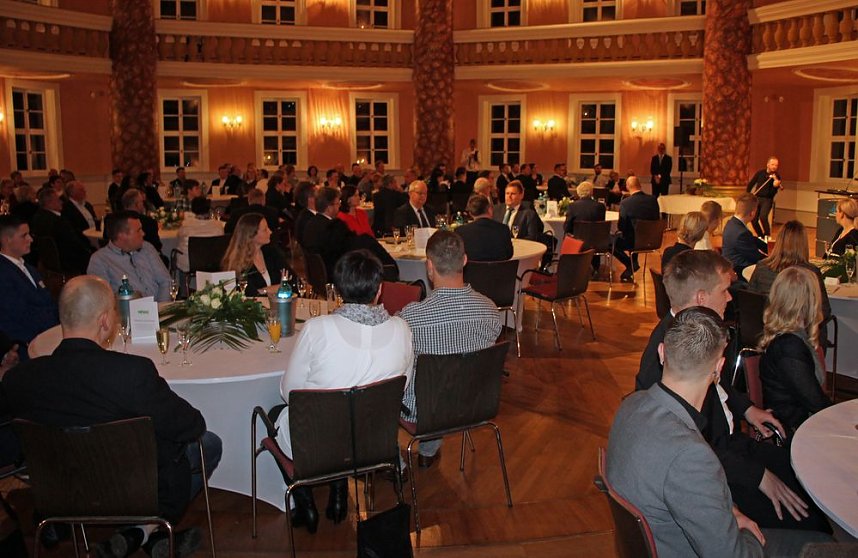 Absolventen f&uuml;r ausgezeichnete   Ausbildungsergebnisse geehrt