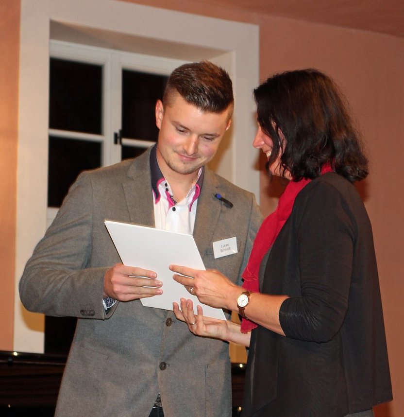 Absolventen f&uuml;r ausgezeichnete   Ausbildungsergebnisse geehrt