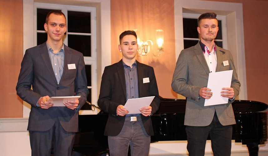 Absolventen f&uuml;r ausgezeichnete   Ausbildungsergebnisse geehrt