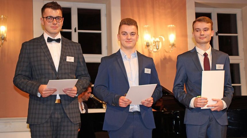 Absolventen f&uuml;r ausgezeichnete   Ausbildungsergebnisse geehrt