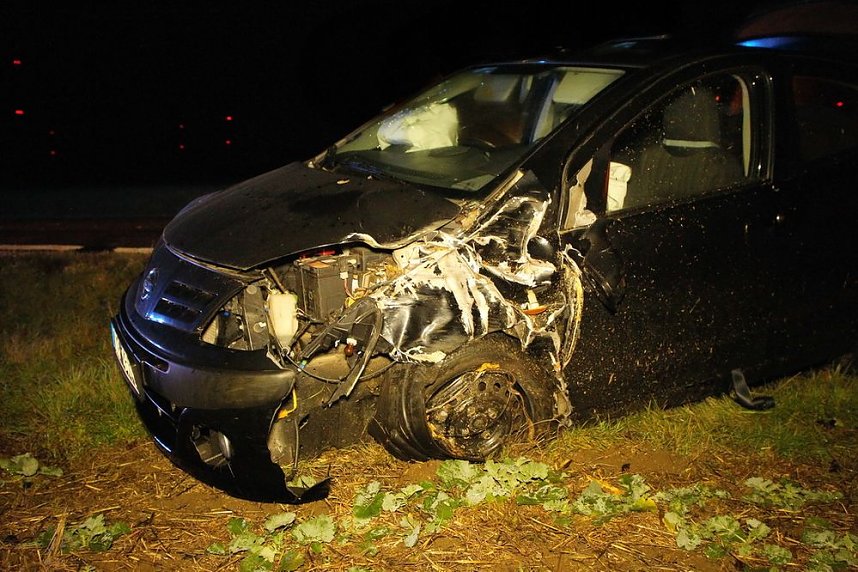 Rentnerin mit Auto gegen Baum geprallt