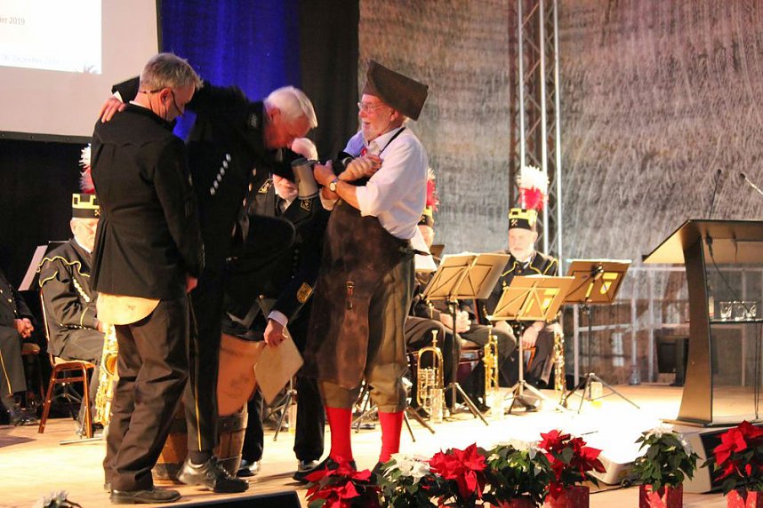 Zwei Mal Ehrenarschleder verliehen