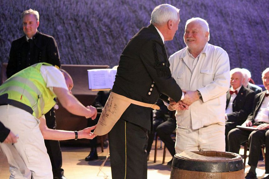 Zwei Mal Ehrenarschleder verliehen