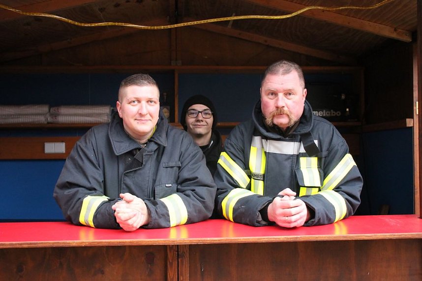 Krippenspiel und Adventsmarkt