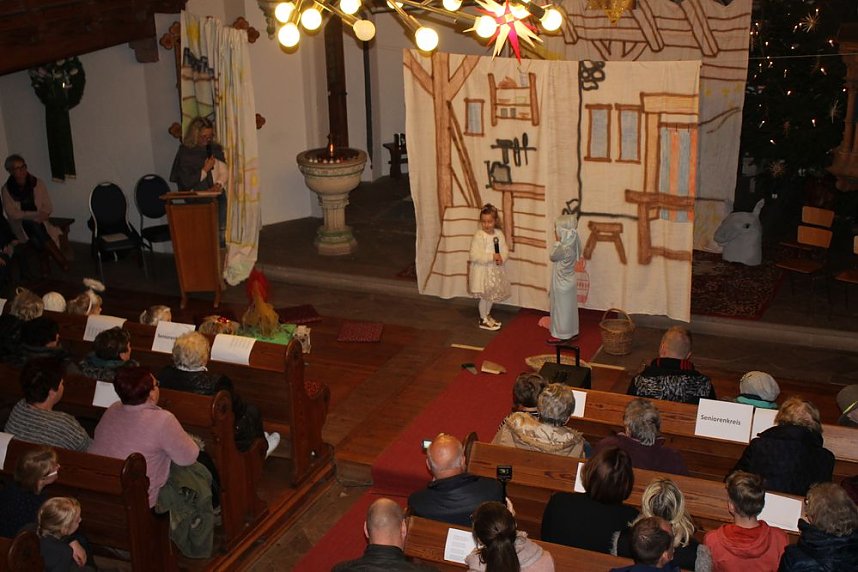 Krippenspiel und Adventsmarkt