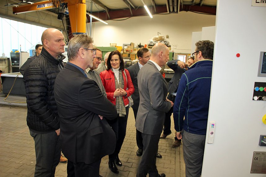 Minister Tiefensee &uuml;bergibt Zuwendungsbescheid Breitband