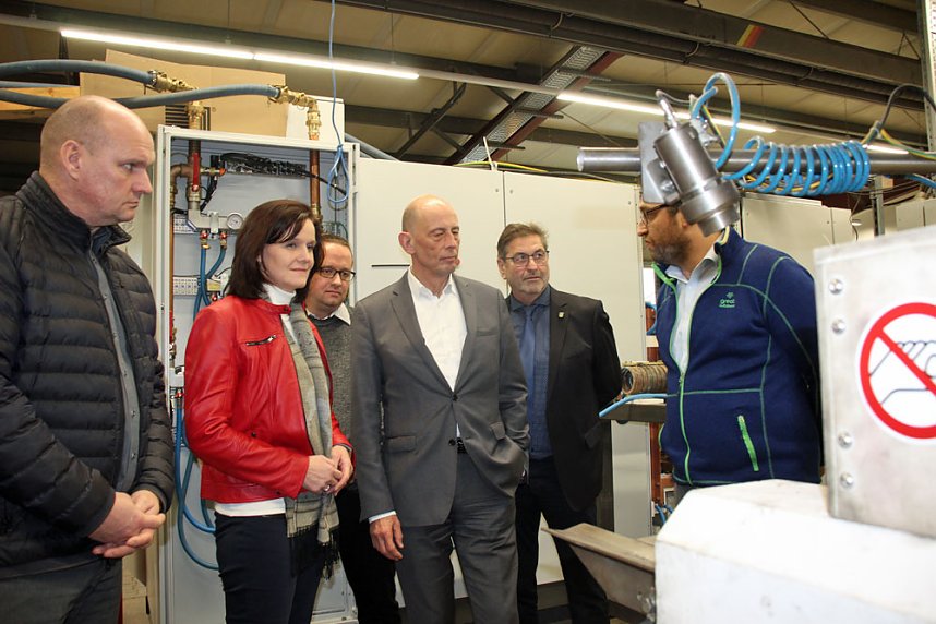 Minister Tiefensee &uuml;bergibt Zuwendungsbescheid Breitband