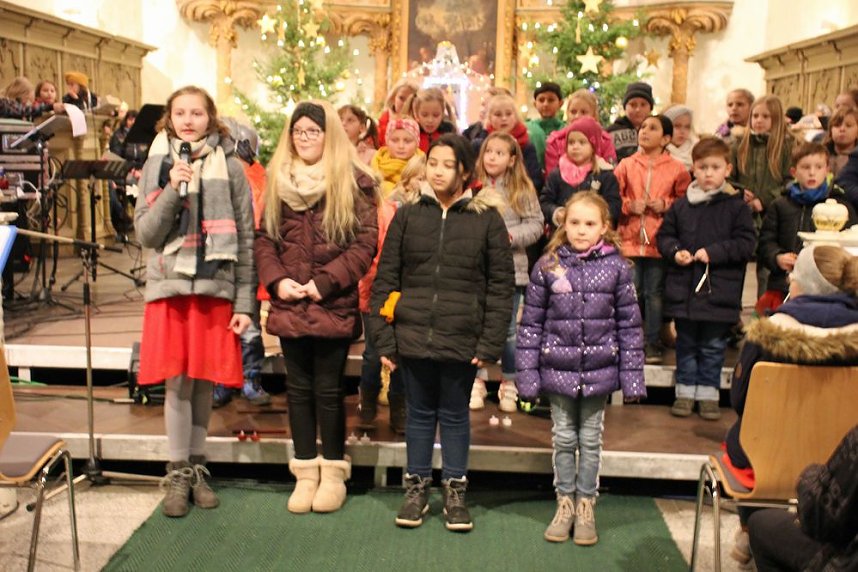 Kinder bringen Licht ins Dunkel