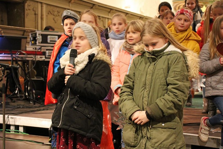 Kinder bringen Licht ins Dunkel