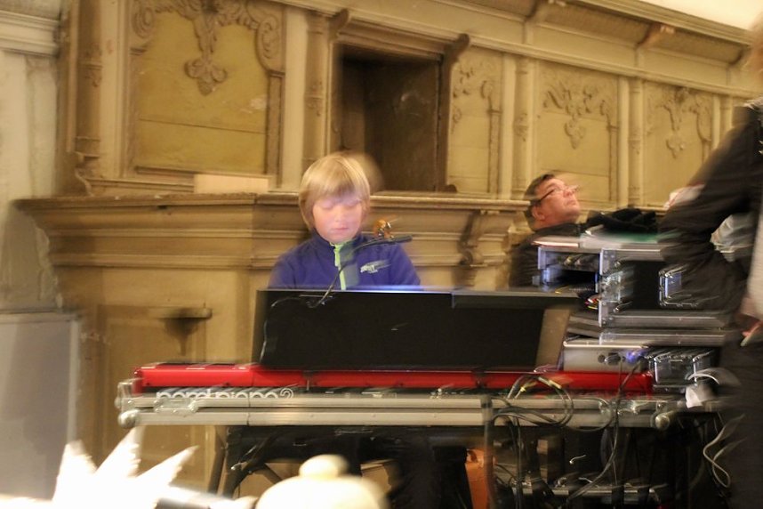 Kinder bringen Licht ins Dunkel