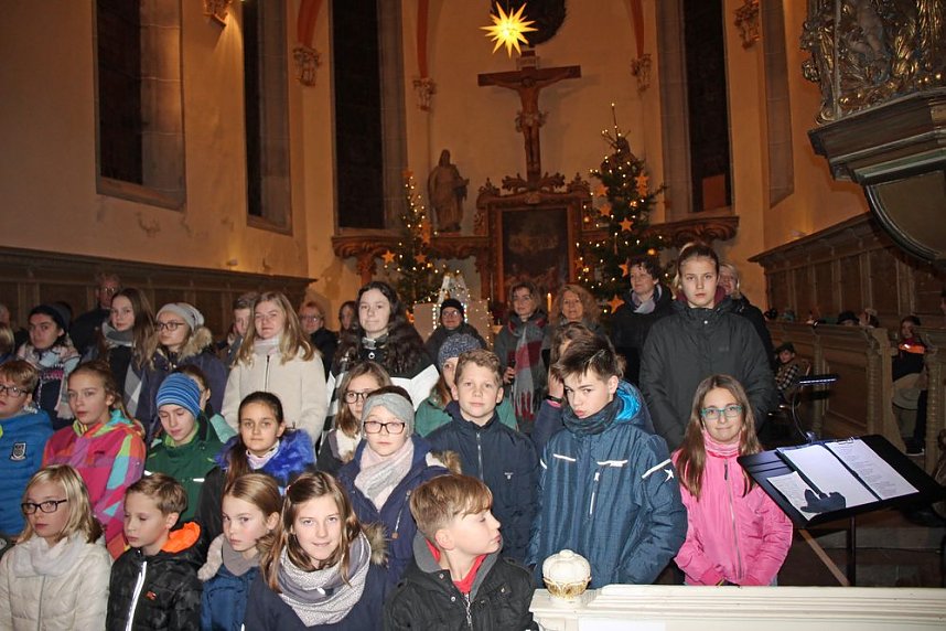 Kinder bringen Licht ins Dunkel