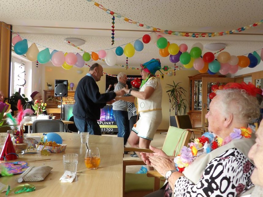 Faschingsfeier in der Tagespflege der VOLKSOLIDARIT&Auml;T