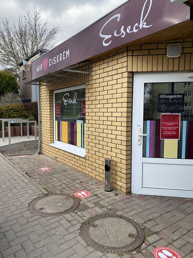 CORONA-REGELN beim Stra&szlig;enverkauf von Eis und Bratwurst