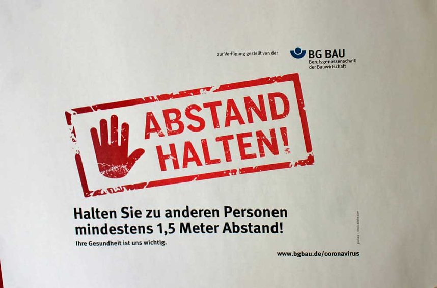 Sch&uuml;ler n&auml;hen im Praxisunterricht Masken