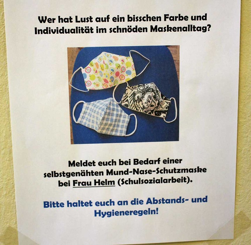 Sch&uuml;ler n&auml;hen im Praxisunterricht Masken