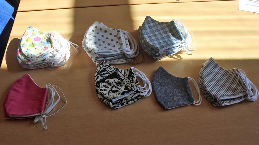 Sch&uuml;ler n&auml;hen im Praxisunterricht Masken