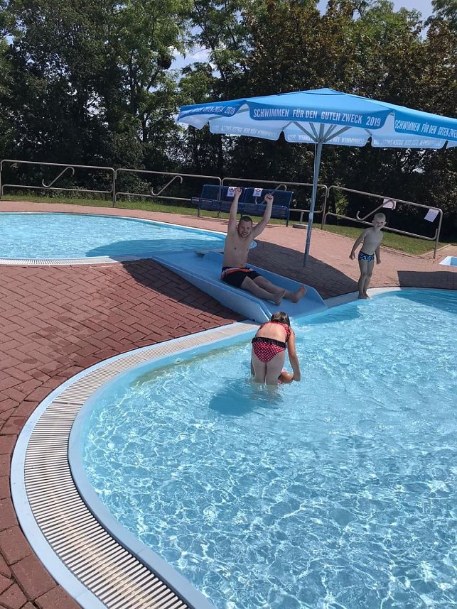 Beschattung das Planschbecken f&uuml;r Kleinkinder eingeweiht