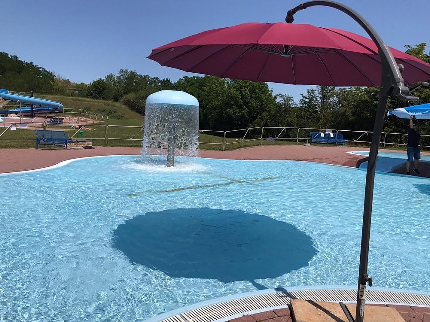 Beschattung das Planschbecken f&uuml;r Kleinkinder eingeweiht