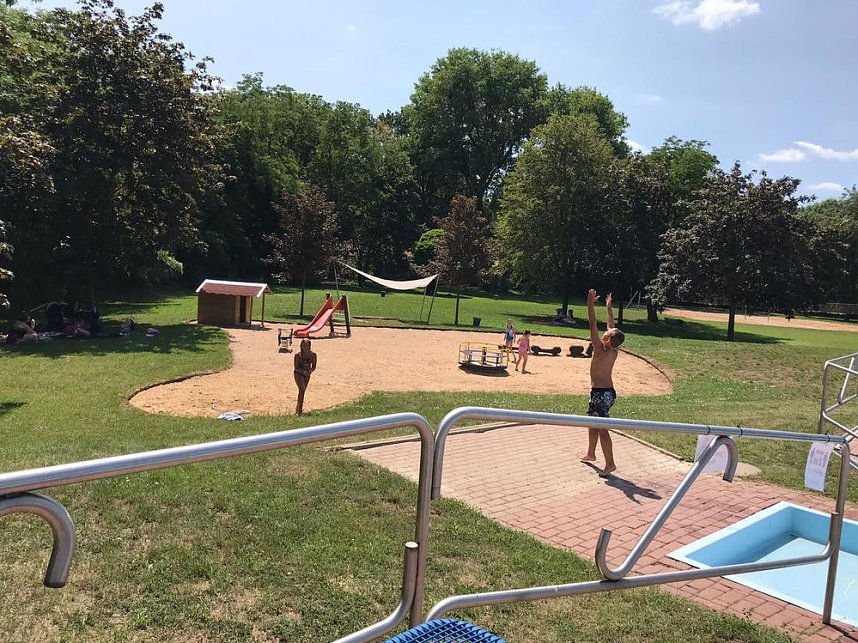 Beschattung das Planschbecken f&uuml;r Kleinkinder eingeweiht