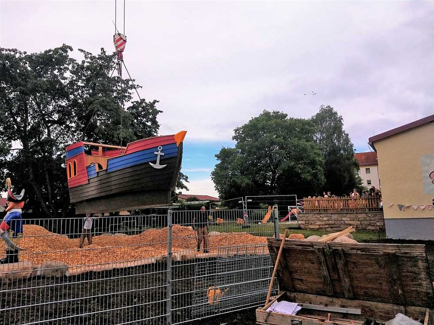 PLAYMOBIL-Aktivschiff leget in Greu&szlig;en an Am Montagvormittag hat in der Kita Sonnenk&auml;fer von Greu&szlig;en ein Piratenschiff angelegt...  .. und wartet nun auf seine Besatzung. Das neue Schiff ist ein einzigartiges Spielger&auml;t der Stiftung Kinderf&ouml;rderung von Playmobil, das die motorische Entwicklung von Kindern f&ouml;rdert und in Au&szlig;enanlagen von Kindereinrichtungen f&uuml;r Bewegung, Spielspa&szlig; und jede Menge Ab