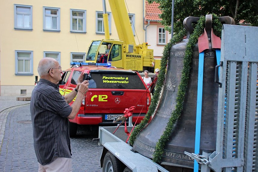 Zwei neue Bronzeglocken werden eingebaut