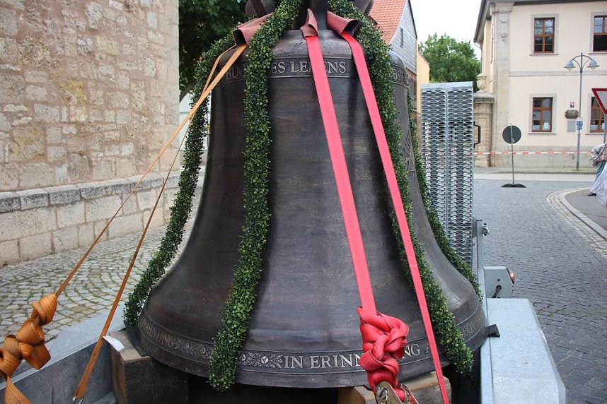 Zwei neue Bronzeglocken werden eingebaut