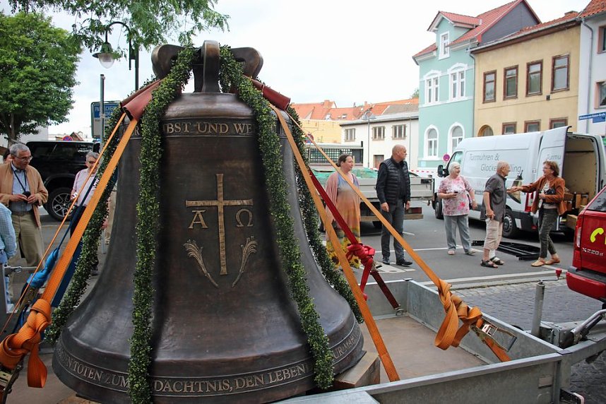 Zwei neue Bronzeglocken werden eingebaut